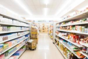 desfoque abstrato e interior desfocado de supermercado e loja de conveniência foto