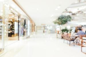 desfoque abstrato e shopping center de luxo desfocado do interior da loja de departamentos para segundo plano foto