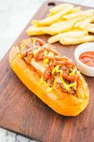 cachorro-quente com batata frita e molho de tomate foto