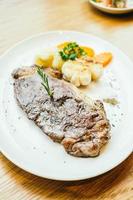 bife de carne grelhada com vegetais foto