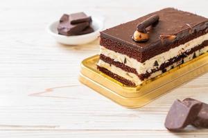 delicioso bolo de chocolate com amêndoas foto