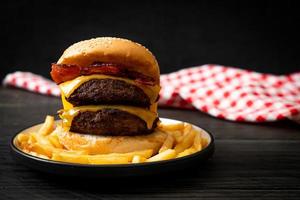 hambúrguer ou hambúrguer de carne com queijo e bacon - estilo de comida não saudável