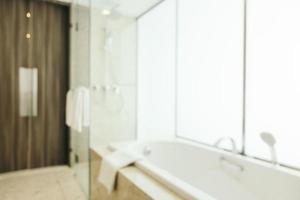 desfoque abstrato e interior desfocado de banheiro e vaso sanitário foto
