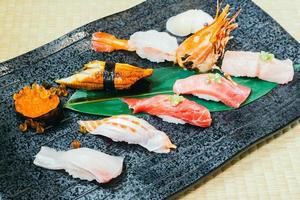 camarão de atum com salmão cru e fresco e outros sushis foto