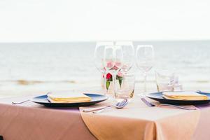 mesa de jantar romântica com taça de vinho e outras foto