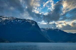 fiorde com Visão do montanhas e fiorde panorama dentro Noruega. panorama tiro foto