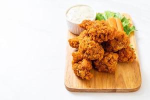 asas de frango picantes fritas com vegetais foto