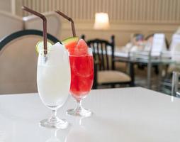 copo de suco de limão fresco em café e restaurante foto