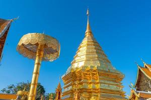 belo monte dourado no templo de wat phra that doi suthep em chiang mai, tailândia foto