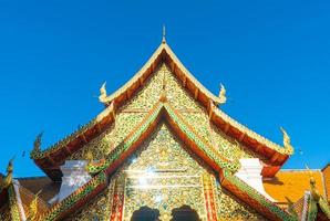 belo monte dourado no templo de wat phra that doi suthep em chiang mai, tailândia foto