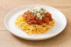 espaguete porco à bolonhesa ou espaguete com molho de tomate e porco picado - comida italiana foto