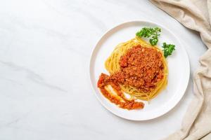 espaguete porco à bolonhesa ou espaguete com molho de tomate e porco picado - comida italiana foto