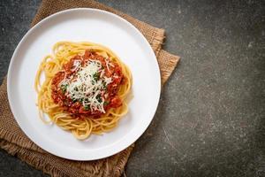 espaguete porco à bolonhesa ou espaguete com molho de tomate e porco picado - comida italiana foto