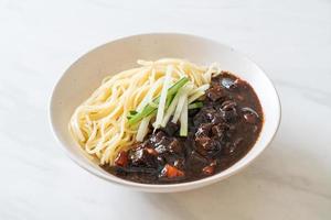 jajangmyeon ou jjajangmyeon é macarrão coreano com molho preto foto