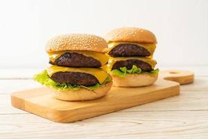 hambúrguer ou hambúrguer de carne com queijo - estilo de comida não saudável foto