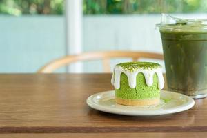 bolo de queijo matcha chá verde com xícara de chá verde na mesa em um café restaurante foto