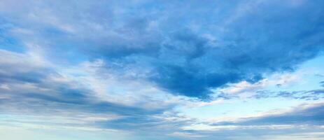 azul céu fundo com branco nuvens. beleza brilhante ar fundo. sombrio vívido ciano panorama. foto