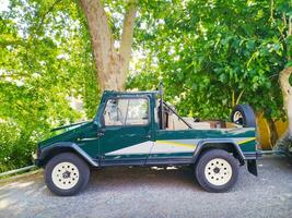 velho pegar caminhão em uma rural estrada. clássico verde carro foto