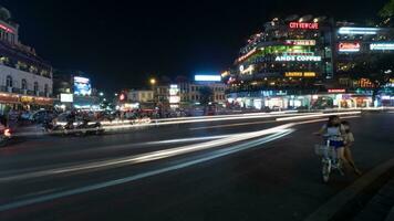 noite cidade rua com transporte dentro movimento. Hanói, Vietnã foto