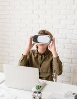 menino adolescente usando óculos de realidade virtual jogando o jogo