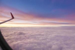 fundo desfocado céu ao entardecer vista da janela do avião foto