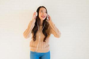 retrato lindas jovens mulheres asiáticas felizes curtir com ouvir música foto