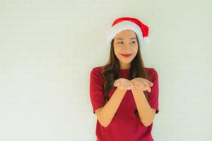 retrato de belas jovens mulheres asiáticas usando chapéu de Papai Noel para comemorar o natal foto