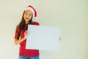 retrato de belas jovens mulheres asiáticas mostra um cartão de quadro branco em branco com espaço de cópia foto