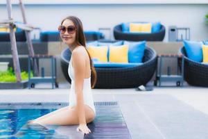 retrato lindas jovens mulheres asiáticas sorriso feliz relaxando na piscina foto