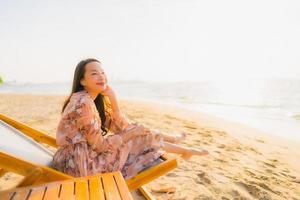 retrato lindas jovens mulheres asiáticas sorriso feliz em torno de outdoorn sorriso feliz relaxe em torno de um mar de praia tropical foto