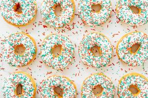 donuts com creme de chocolate branco e açúcar granulado foto