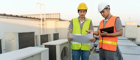 engenheiros usar projeto Verifica ar condição sistemas em local. contratante e inspetor inspeção compressor durante projeto. manutenção equipe Verifica qualidade garantia. auditoria, inspecionar, qualidade ao controle. foto