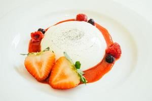 panna cotta com morango e rasberry foto