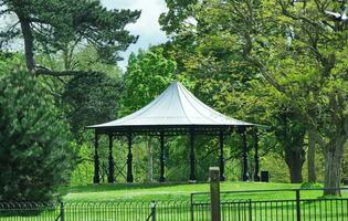 baixo ângulo Visão do Wardown museu público parque do Luton, Inglaterra Reino Unido. imagem capturado em pode 10º, 2023 foto