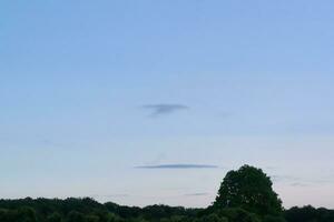 Alto ângulo cenas do a maioria lindo natural laranja pôr do sol com laranja nuvens e céu sobre luton cidade do Inglaterra Reino Unido. imagem estava capturado com drones Câmera em agosto 19, 2023 foto