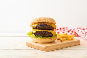 hambúrguer ou hambúrguer de carne com queijo e batatas fritas - estilo de comida não saudável foto