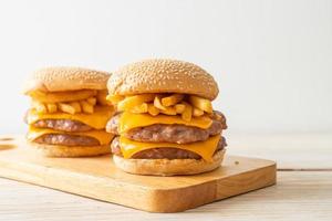 hambúrguer de porco ou hambúrguer de porco com queijo e batatas fritas foto