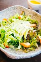 abacate e morango com salada de vegetais foto