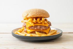 hambúrguer de porco ou hambúrguer de porco com queijo e batatas fritas foto