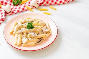 Macarrão Penne Molho de Creme Carbonara com Cogumelos - Comida Italiana