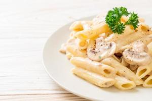 Macarrão Penne Molho de Creme Carbonara com Cogumelos - Comida Italiana foto