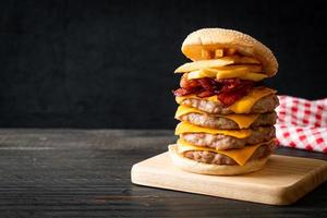 hambúrguer de porco ou hambúrguer de porco com queijo, bacon e batatas fritas foto