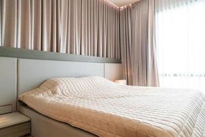 cama com colcha decorada no quarto foto