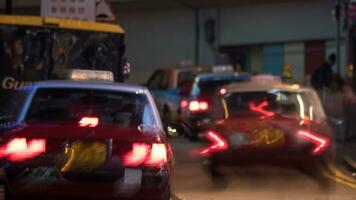 Táxi carros tráfego em noite estrada foto