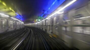 Visão a partir de janela dentro Paris metrô foto