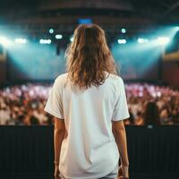 ai gerado menina modelo vestindo branco grande demais t - camisa. música show visualizar. costas visualizar. moderno estilo foto