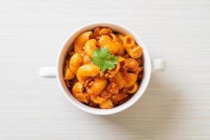 macarrão com molho de tomate e carne de porco picada, chop suey americano, goulash americano foto