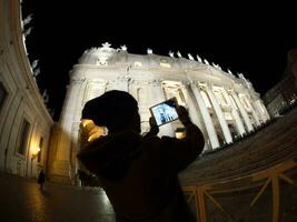 turista com almofada tiroteio st. peters basílica dentro Vaticano cidade foto