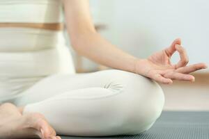 mulher praticando meditar dentro a quarto . ásia mulher fazendo exercícios dentro manhã. equilíbrio, lazer, relaxamento, calma, Boa saúde, feliz, relaxar, saudável estilo de vida, reduzir estresse, pacífico, atitude. foto