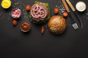 vista de cima hambúrguer de carne pronto para ser servido. conceito de foto bonita de alta qualidade